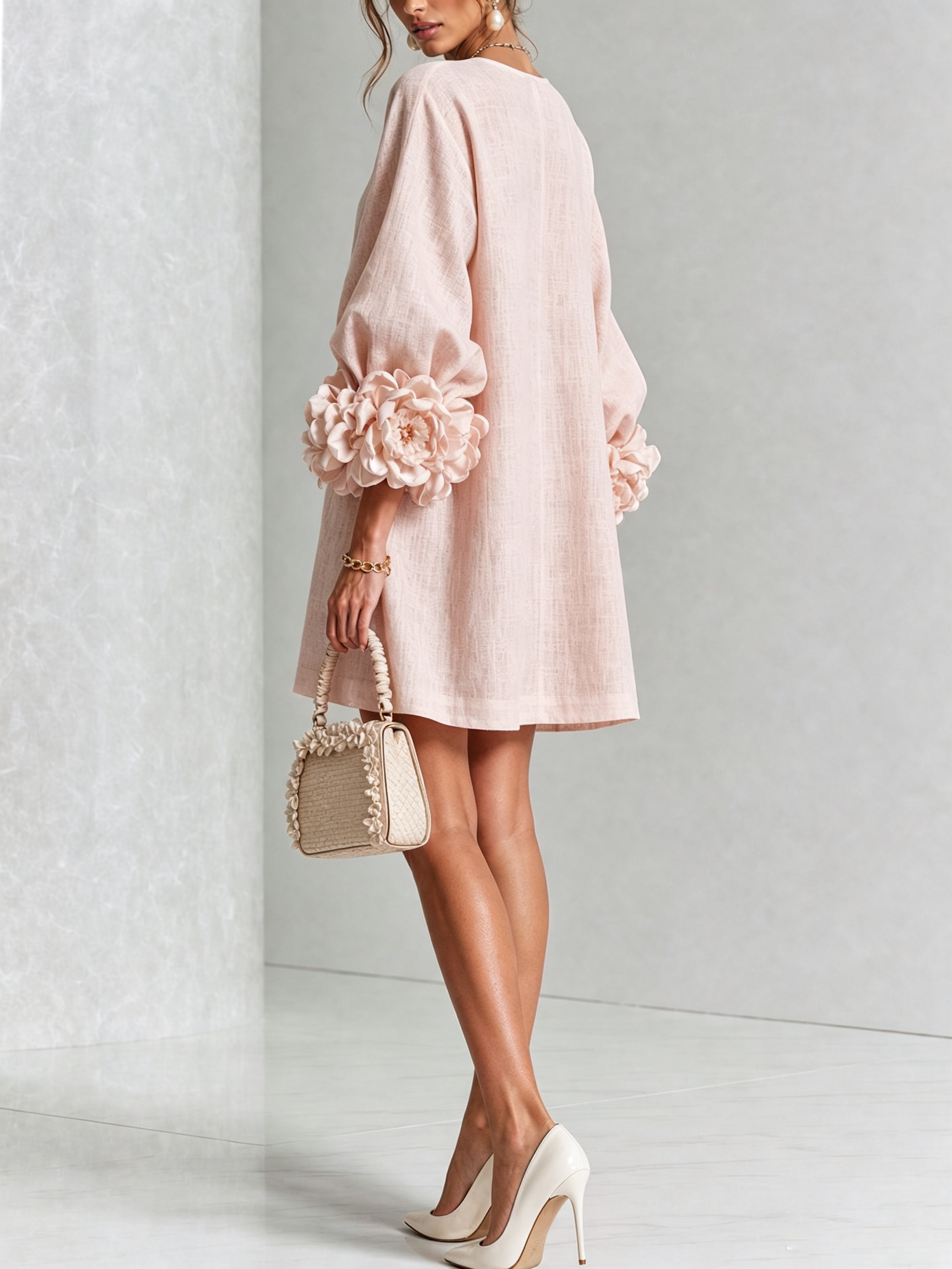 Ella | Rosa V-hals mini-kjole med blomsterknapper og blomstermanchetter