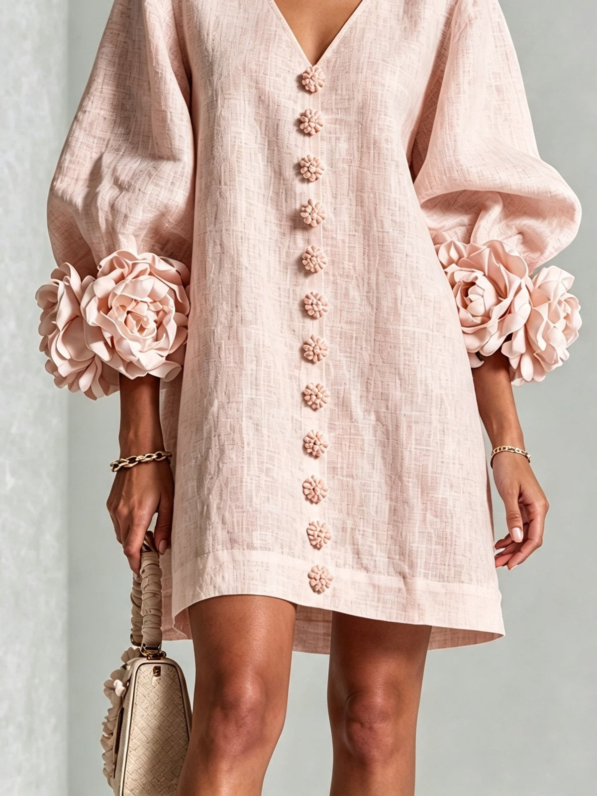 Ella | Rosa V-hals mini-kjole med blomsterknapper og blomstermanchetter