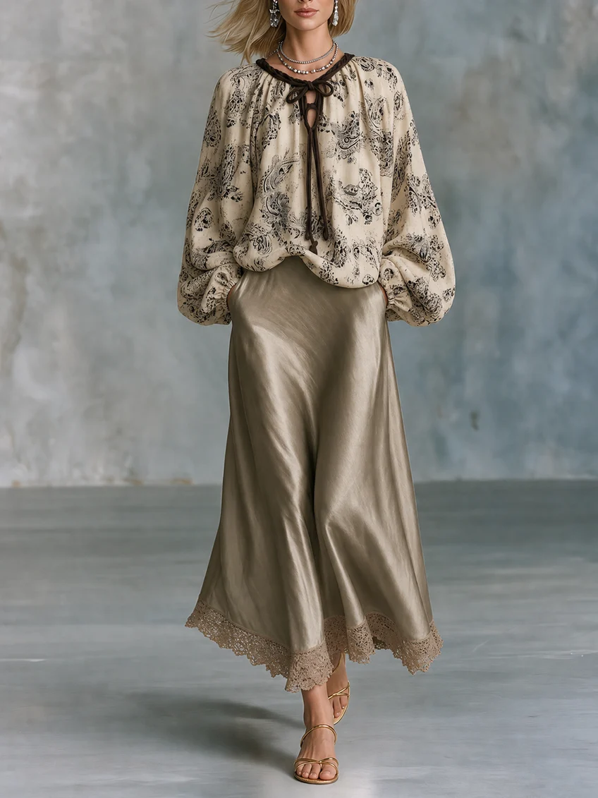 Saga | Beige sæt med top og nederdel med blomsterprint med paisleyprint med blondedetaljer med ballonærmer