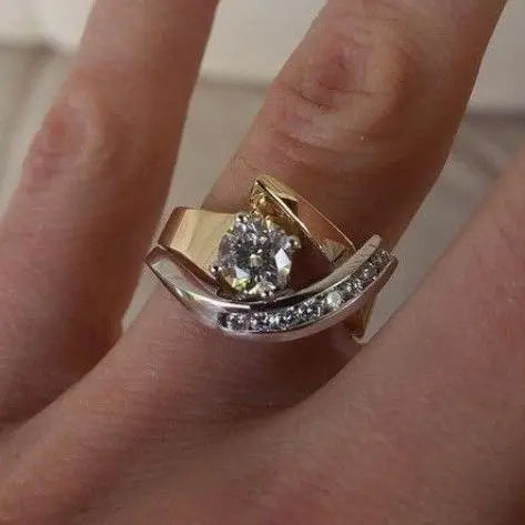 Antikinspireret, asymmetrisk guld- og sølvring med zirkonia