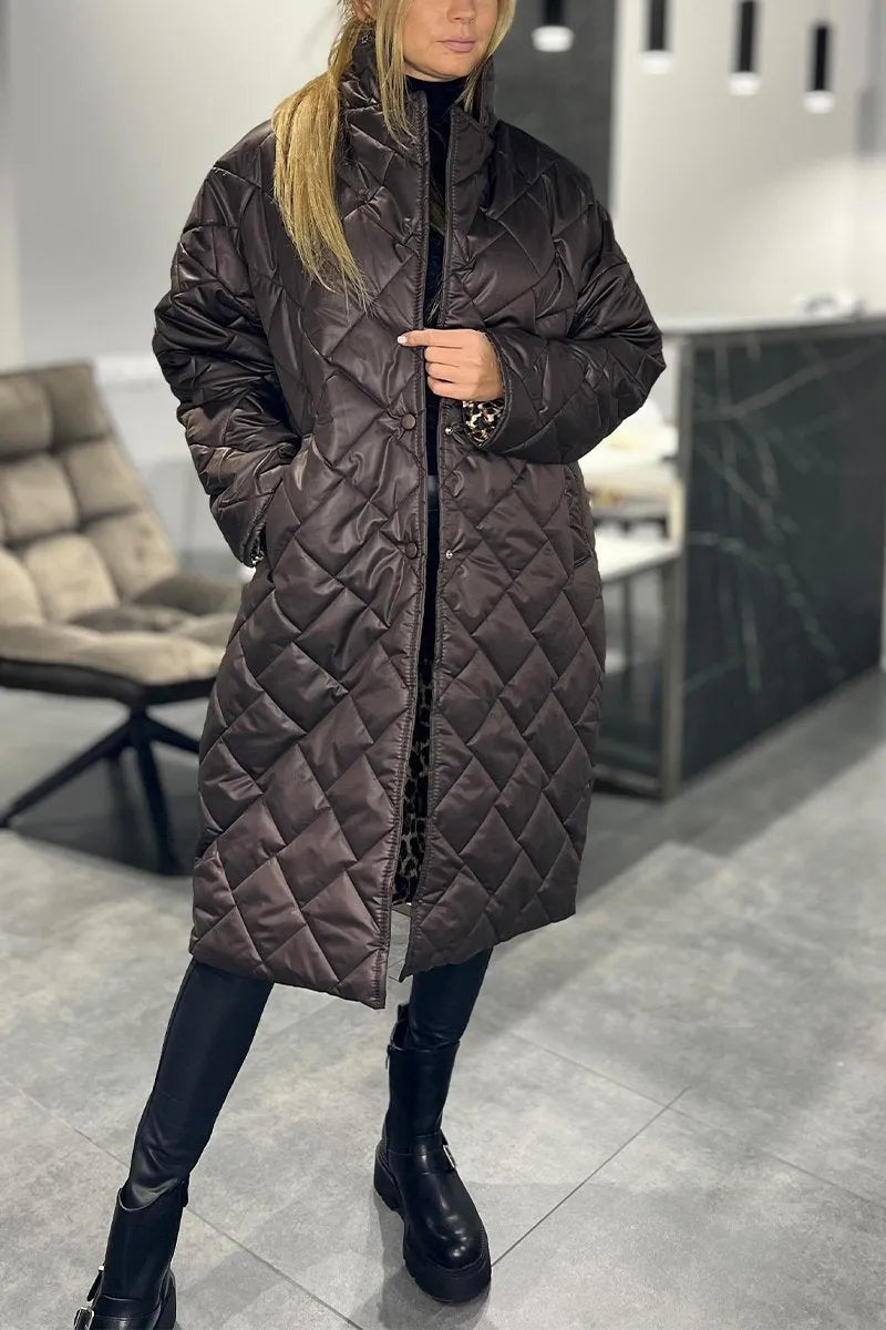 Liv™ | Mellemlang quiltet vendbar frakke med leopardfor
