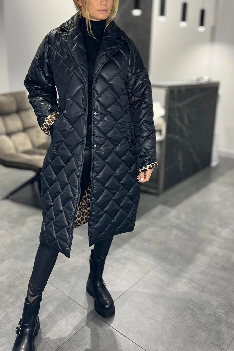 Liv™ | Mellemlang quiltet vendbar frakke med leopardfor