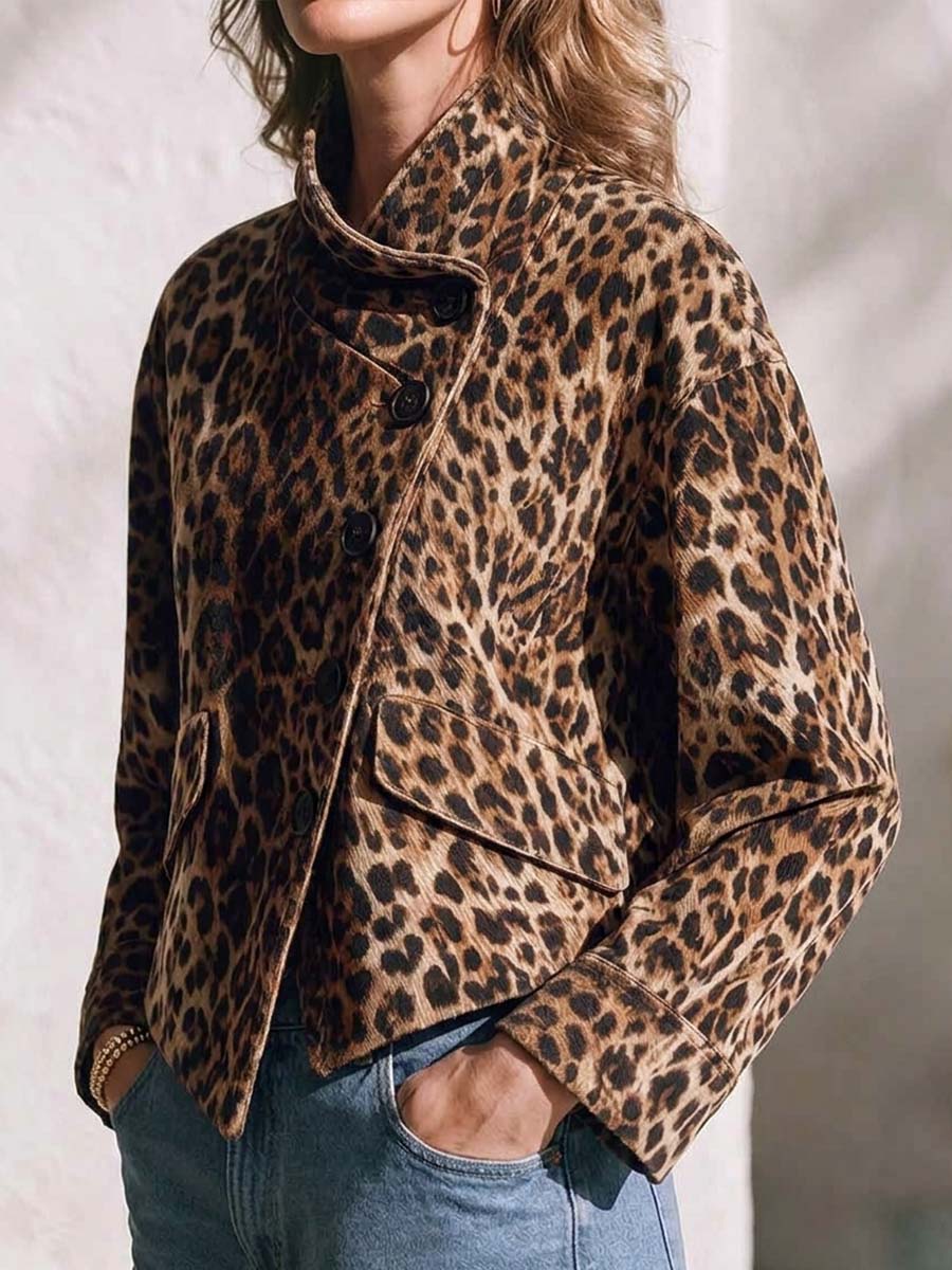 Liv | Leopardmønstret jakke med skrå knapper