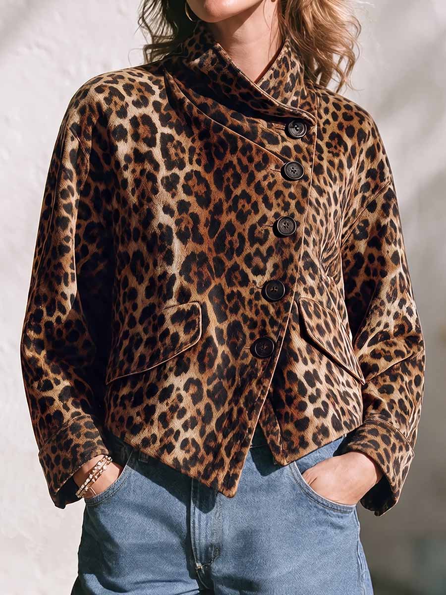 Liv | Leopardmønstret jakke med skrå knapper