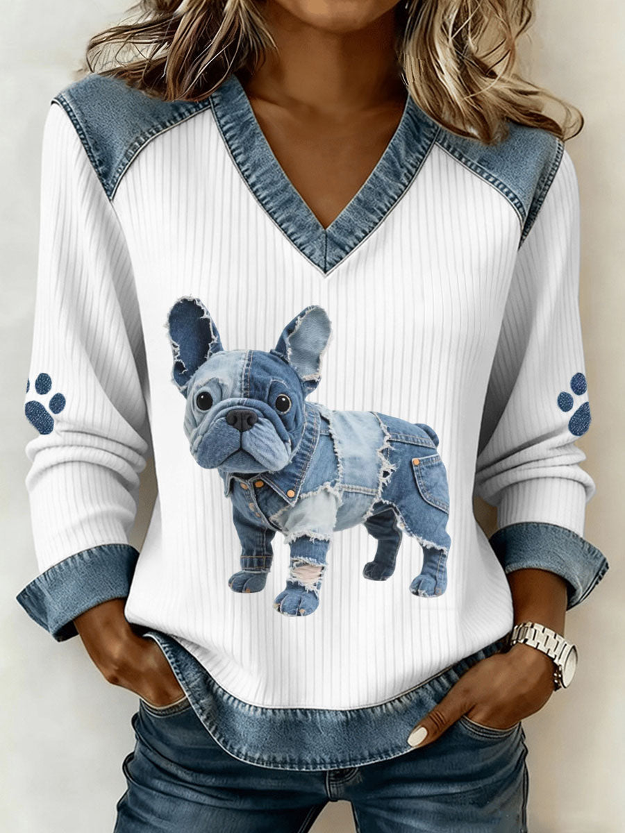 Sofie | V-hals top med denim patchwork og fransk bulldogmotiv og kunstprint